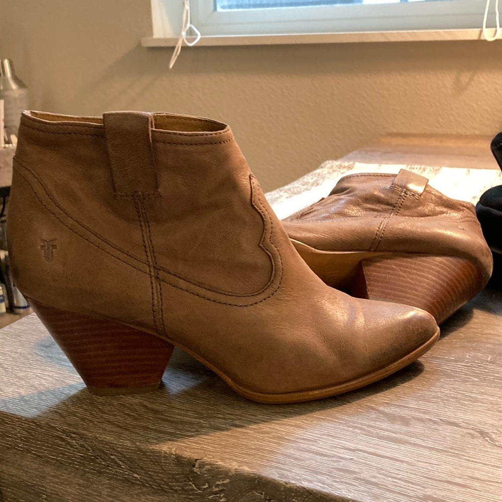 FRYE Women’s brown/dusty rose bootie with heel